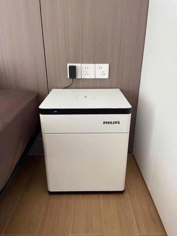Két sắt Philips SBX301 đặt cạnh giường