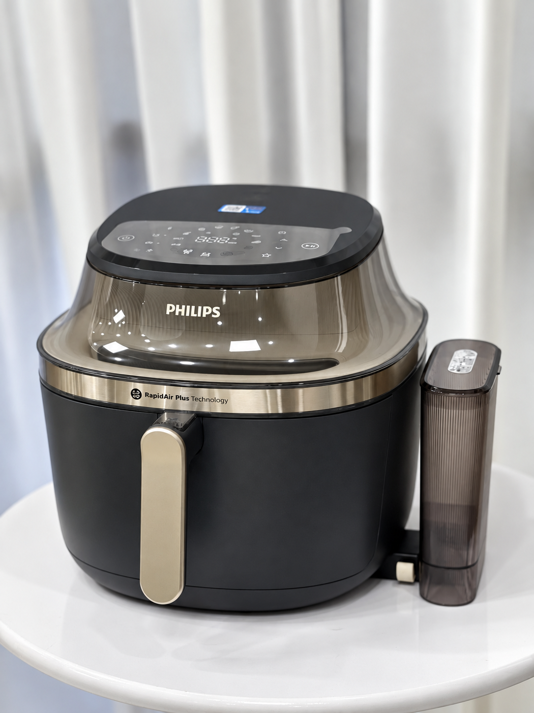 Nồi chiên Philips trên bàn trắng-1